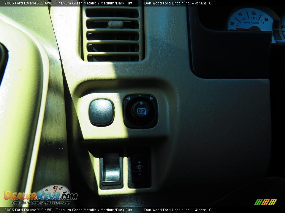 2006 Ford Escape XLS 4WD Titanium Green Metallic / Medium/Dark Flint Photo #33