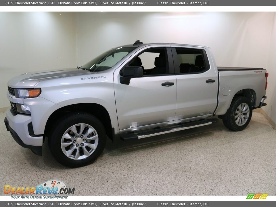 Front 3/4 View of 2019 Chevrolet Silverado 1500 Custom Crew Cab 4WD Photo #3