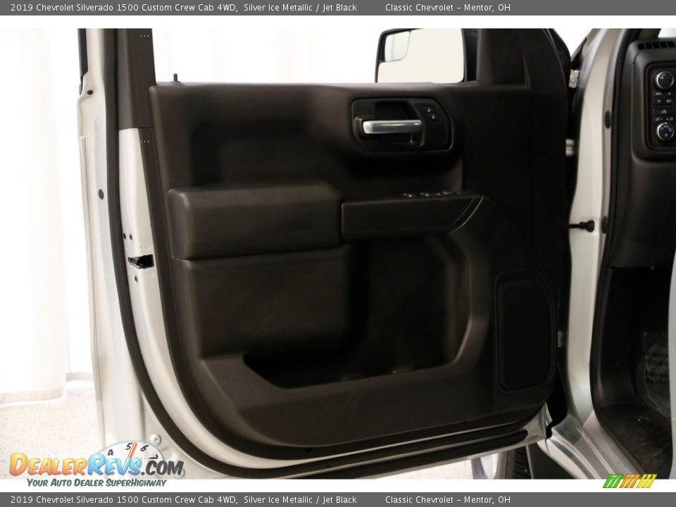 2019 Chevrolet Silverado 1500 Custom Crew Cab 4WD Silver Ice Metallic / Jet Black Photo #4