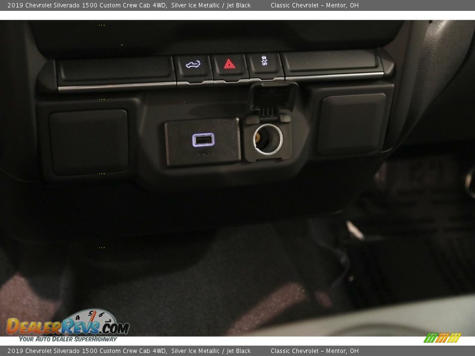 2019 Chevrolet Silverado 1500 Custom Crew Cab 4WD Silver Ice Metallic / Jet Black Photo #13