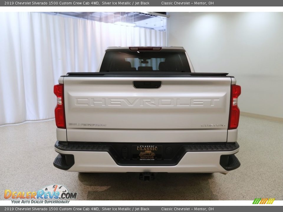 2019 Chevrolet Silverado 1500 Custom Crew Cab 4WD Silver Ice Metallic / Jet Black Photo #18
