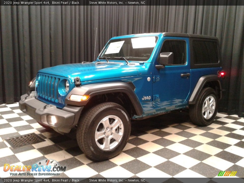 Front 3/4 View of 2020 Jeep Wrangler Sport 4x4 Photo #2
