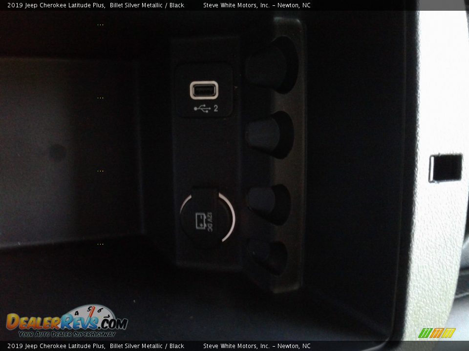 2019 Jeep Cherokee Latitude Plus Billet Silver Metallic / Black Photo #26