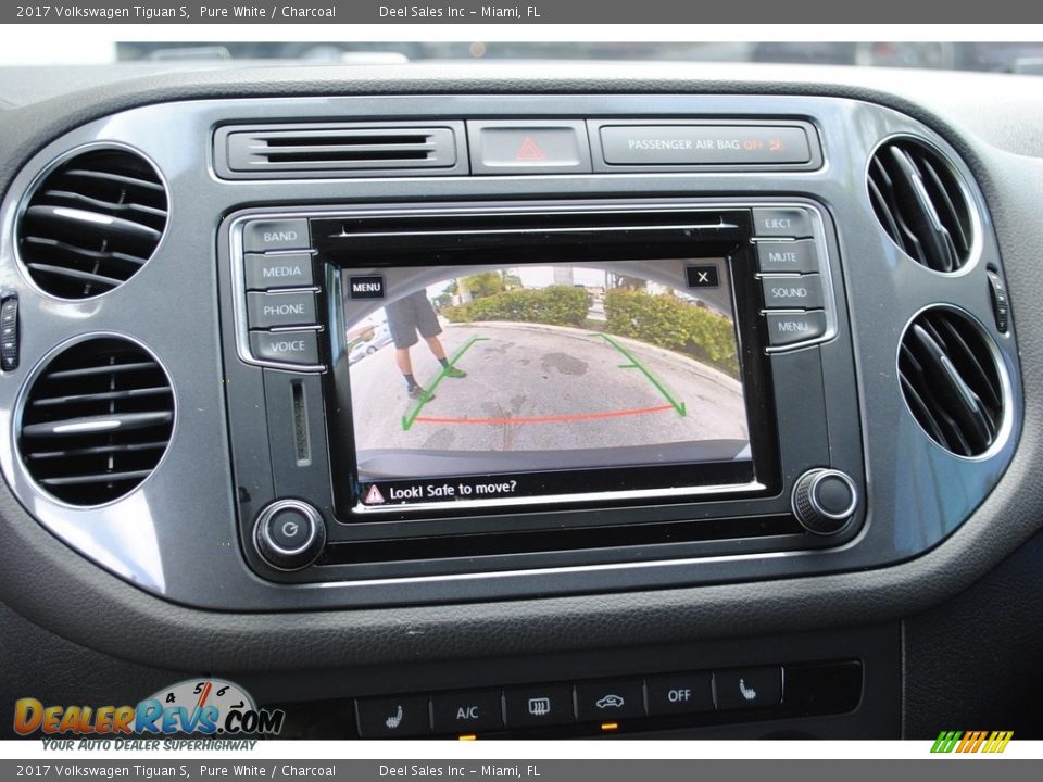 2017 Volkswagen Tiguan S Pure White / Charcoal Photo #15