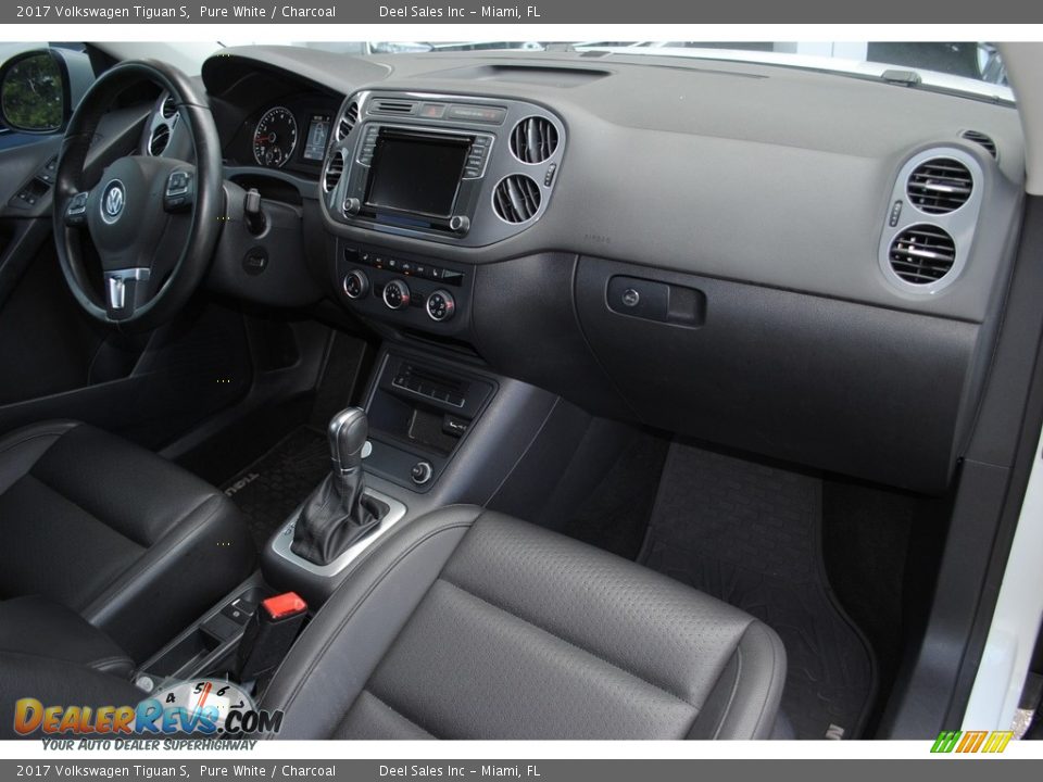 2017 Volkswagen Tiguan S Pure White / Charcoal Photo #16
