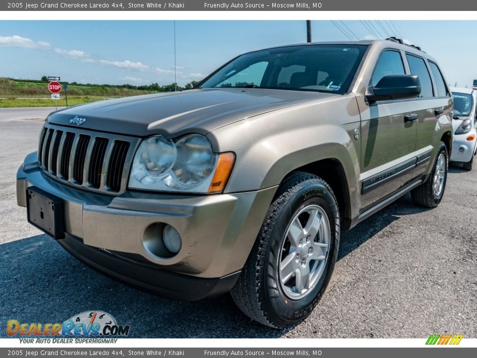 2005 Jeep Grand Cherokee Laredo 4x4 Stone White / Khaki Photo #8