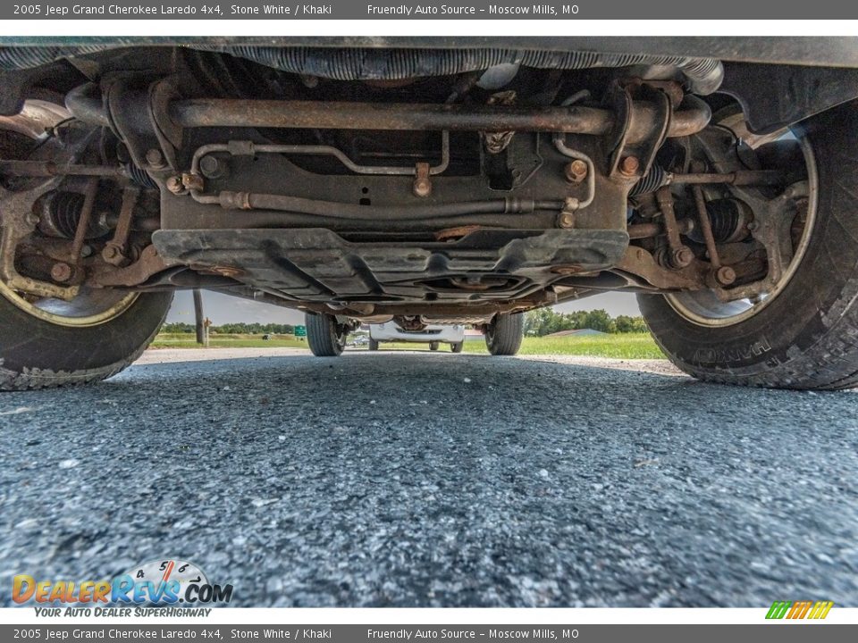 2005 Jeep Grand Cherokee Laredo 4x4 Stone White / Khaki Photo #10