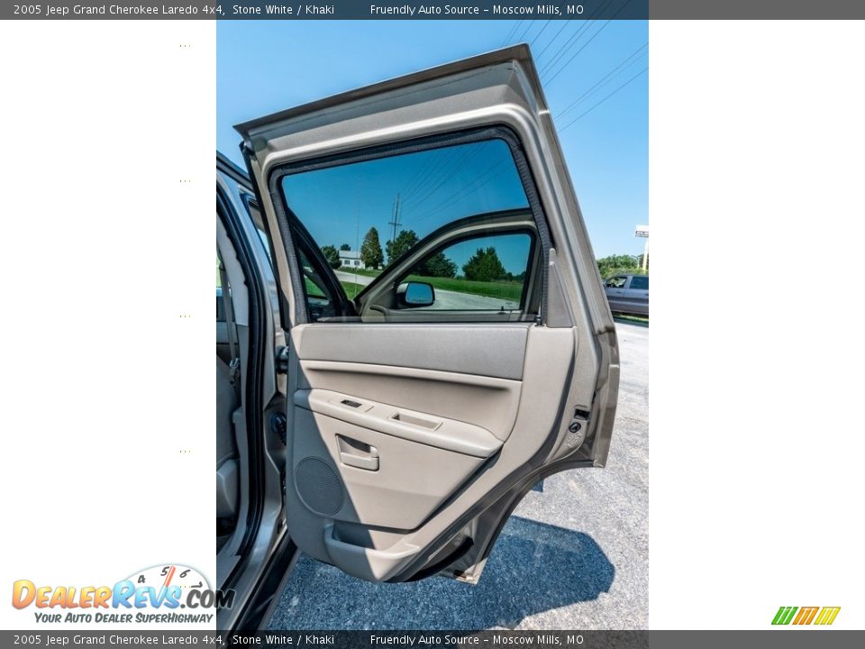 2005 Jeep Grand Cherokee Laredo 4x4 Stone White / Khaki Photo #26