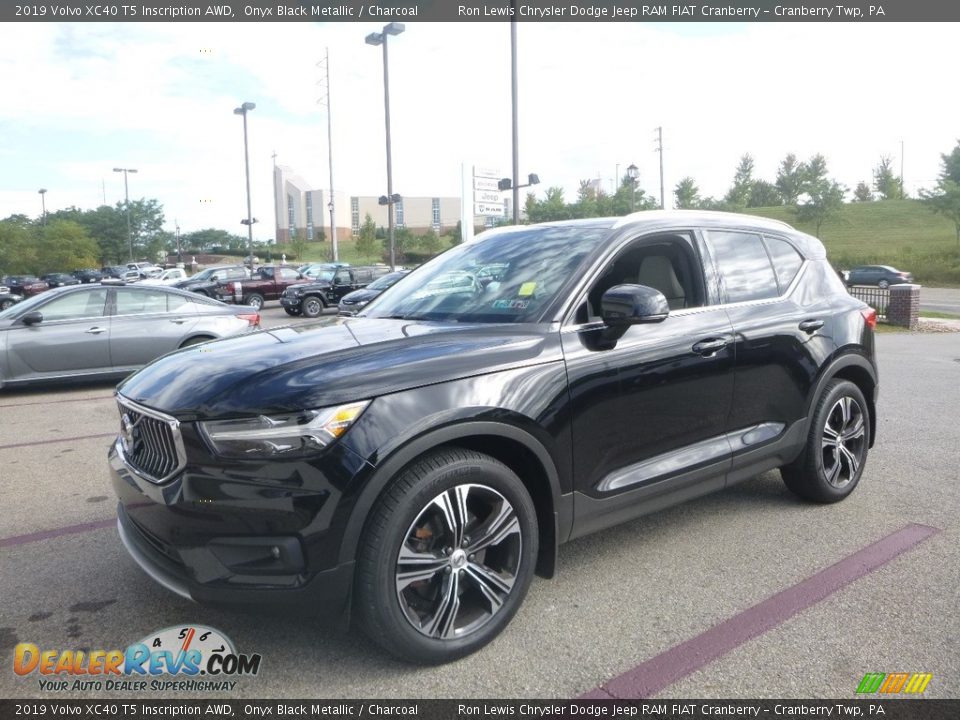 Front 3/4 View of 2019 Volvo XC40 T5 Inscription AWD Photo #2
