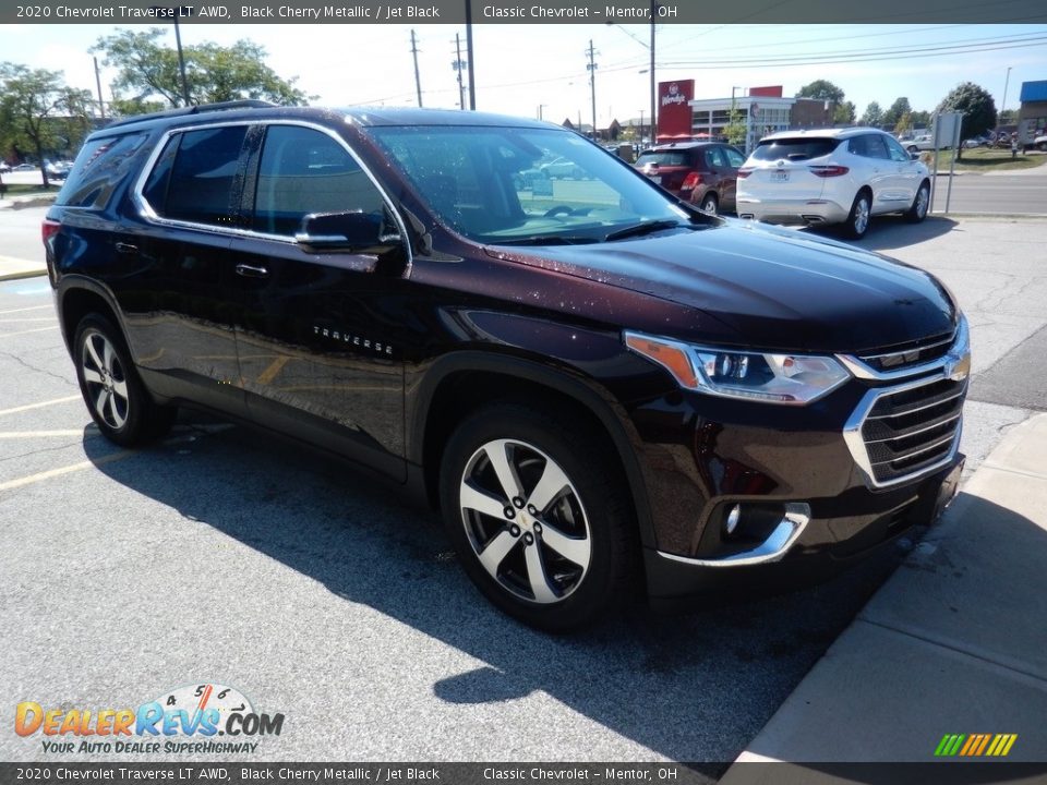 Front 3/4 View of 2020 Chevrolet Traverse LT AWD Photo #3