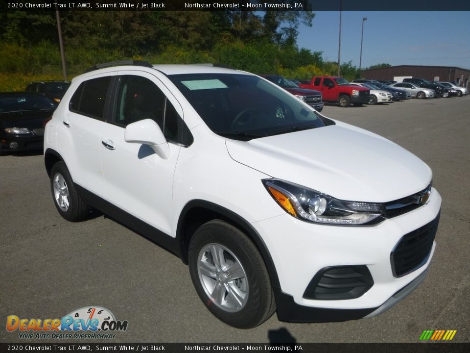 Front 3/4 View of 2020 Chevrolet Trax LT AWD Photo #7