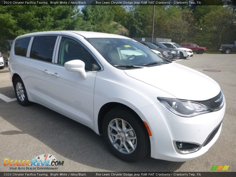 Front 3/4 View of 2020 Chrysler Pacifica Touring Photo #7