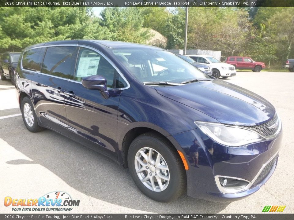 Front 3/4 View of 2020 Chrysler Pacifica Touring Photo #7