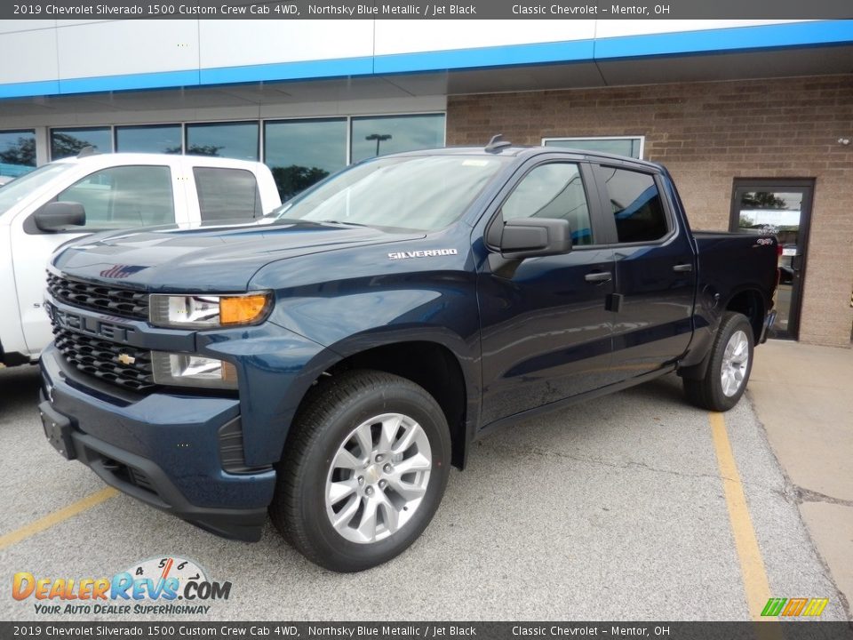 Front 3/4 View of 2019 Chevrolet Silverado 1500 Custom Crew Cab 4WD Photo #1