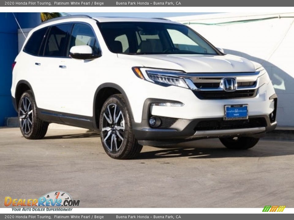 Front 3/4 View of 2020 Honda Pilot Touring Photo #1