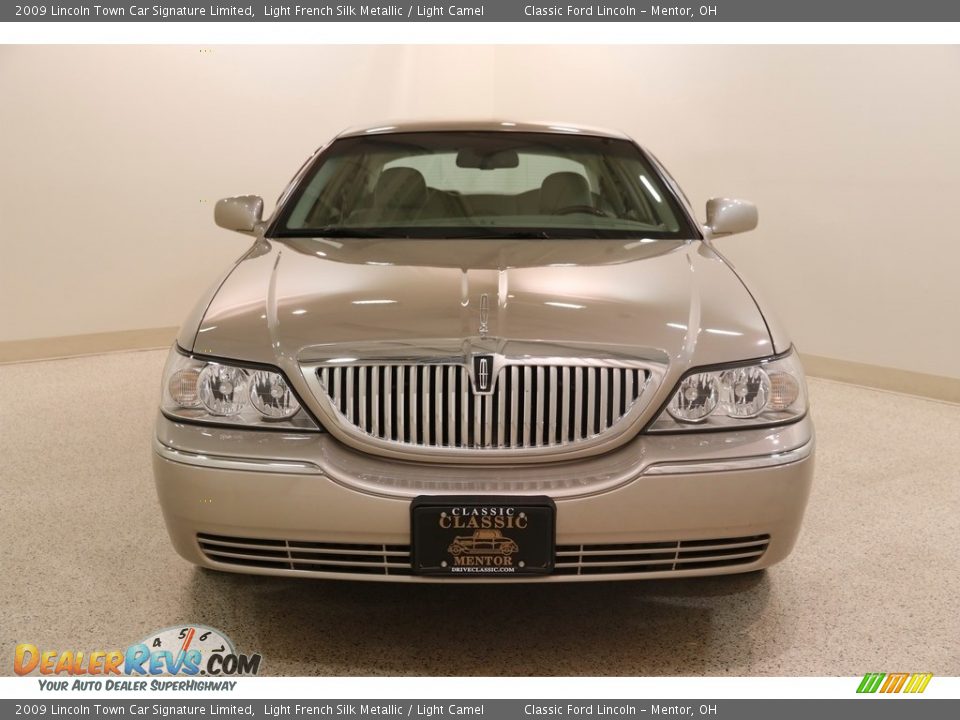 2009 Lincoln Town Car Signature Limited Light French Silk Metallic / Light Camel Photo #2