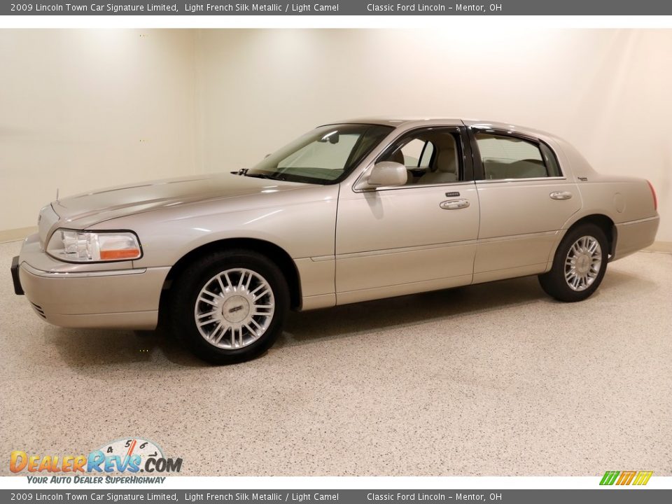 2009 Lincoln Town Car Signature Limited Light French Silk Metallic / Light Camel Photo #3