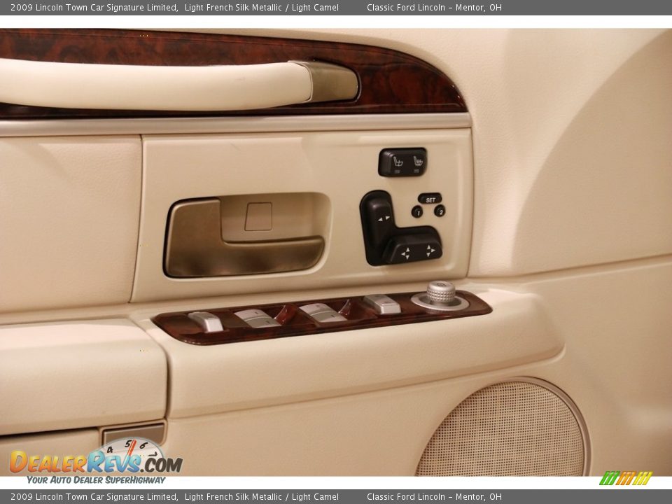2009 Lincoln Town Car Signature Limited Light French Silk Metallic / Light Camel Photo #6