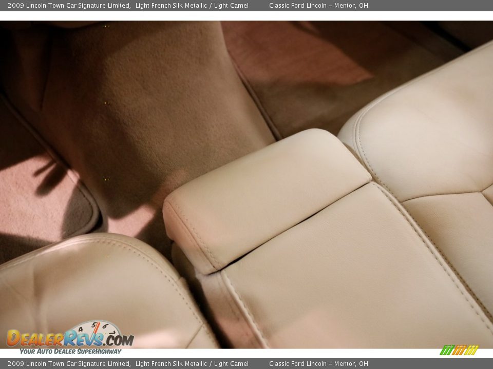 2009 Lincoln Town Car Signature Limited Light French Silk Metallic / Light Camel Photo #15