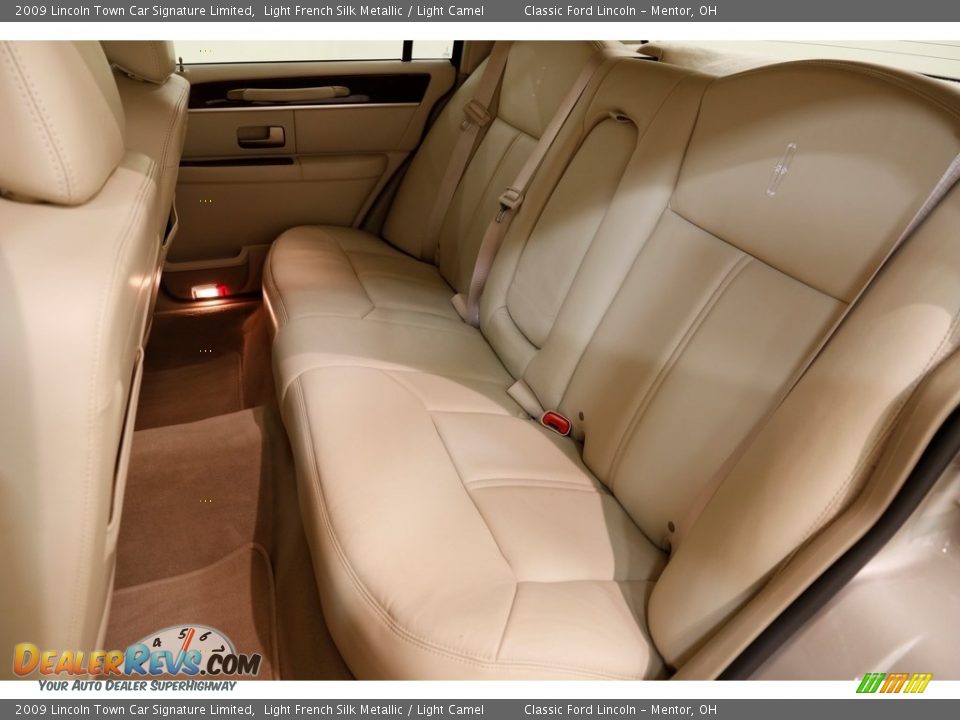 2009 Lincoln Town Car Signature Limited Light French Silk Metallic / Light Camel Photo #19
