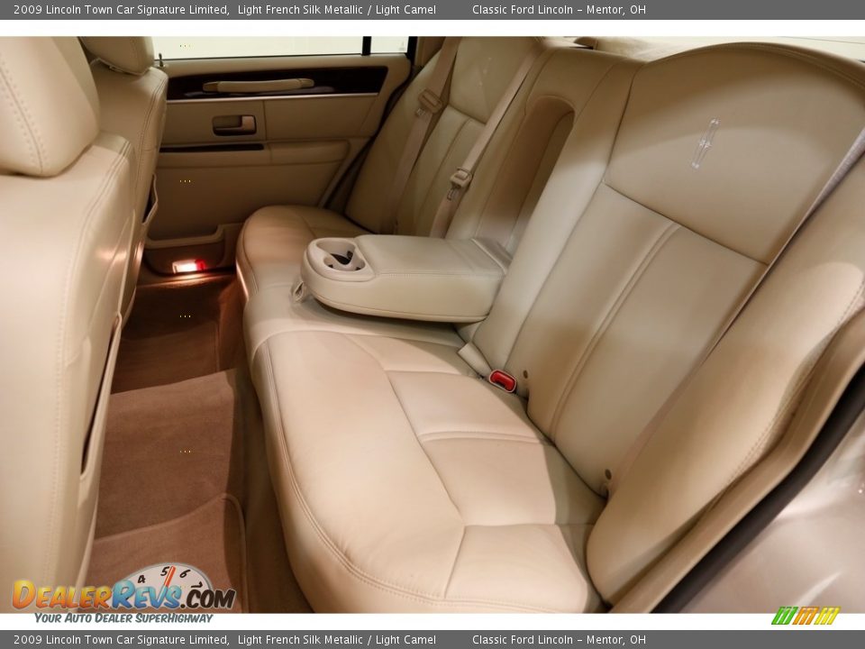 2009 Lincoln Town Car Signature Limited Light French Silk Metallic / Light Camel Photo #20