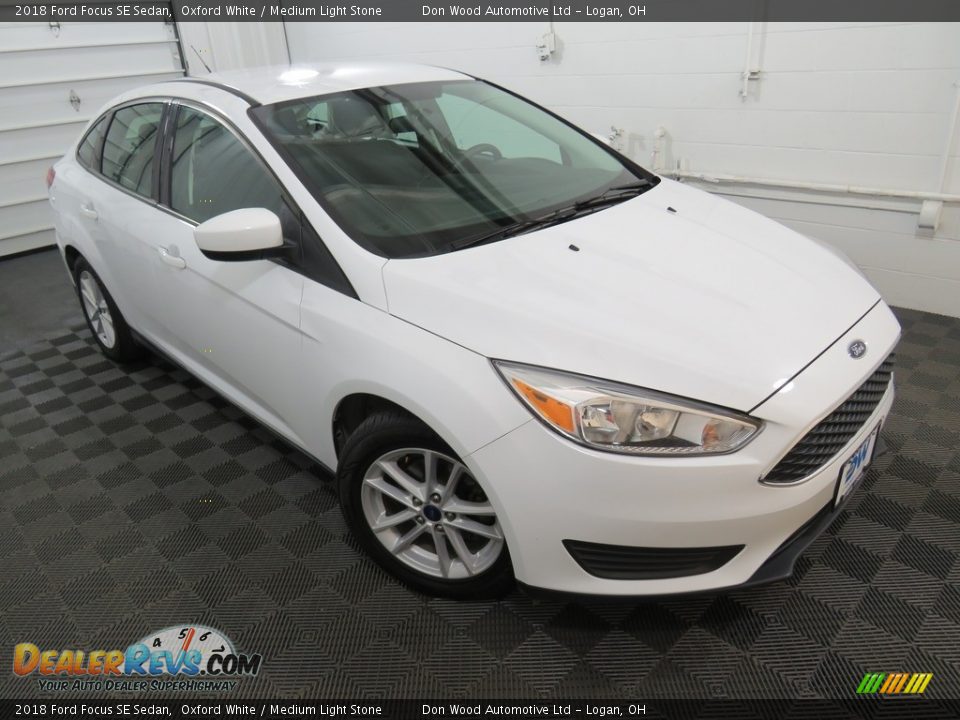 2018 Ford Focus SE Sedan Oxford White / Medium Light Stone Photo #3