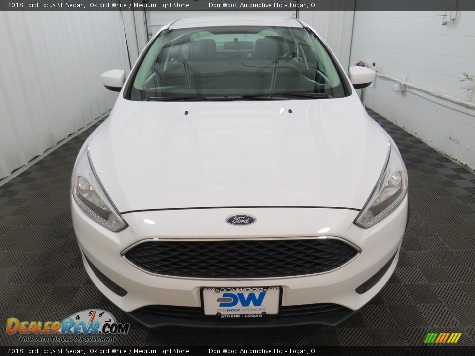 2018 Ford Focus SE Sedan Oxford White / Medium Light Stone Photo #5