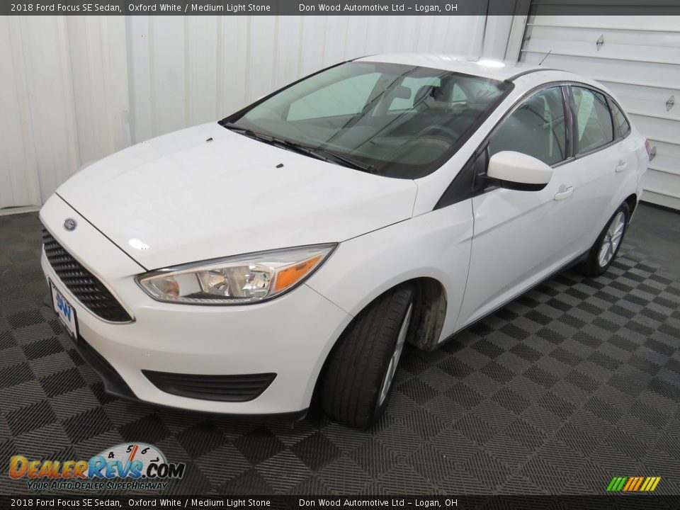 2018 Ford Focus SE Sedan Oxford White / Medium Light Stone Photo #8