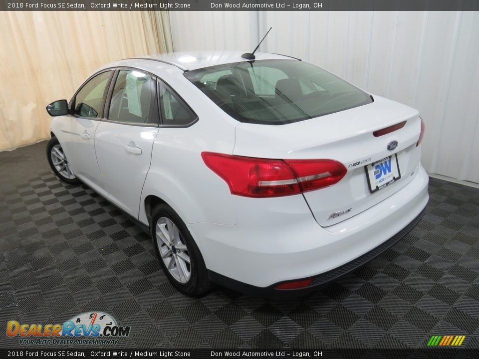 2018 Ford Focus SE Sedan Oxford White / Medium Light Stone Photo #11