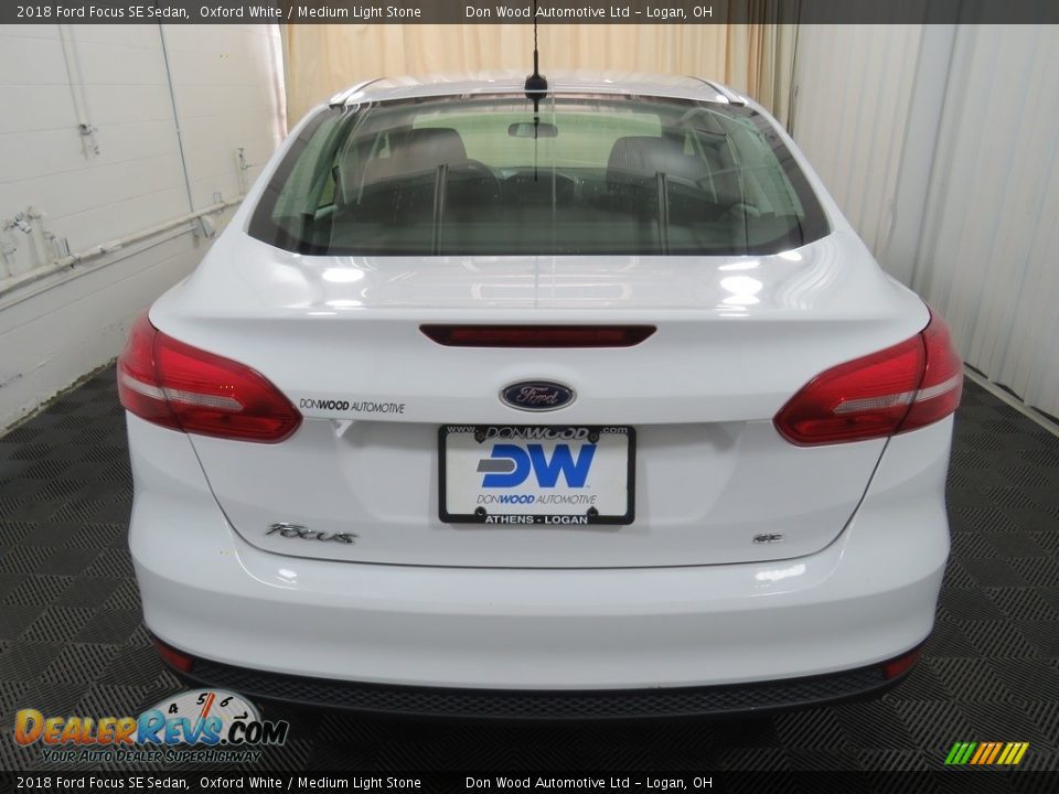 2018 Ford Focus SE Sedan Oxford White / Medium Light Stone Photo #12