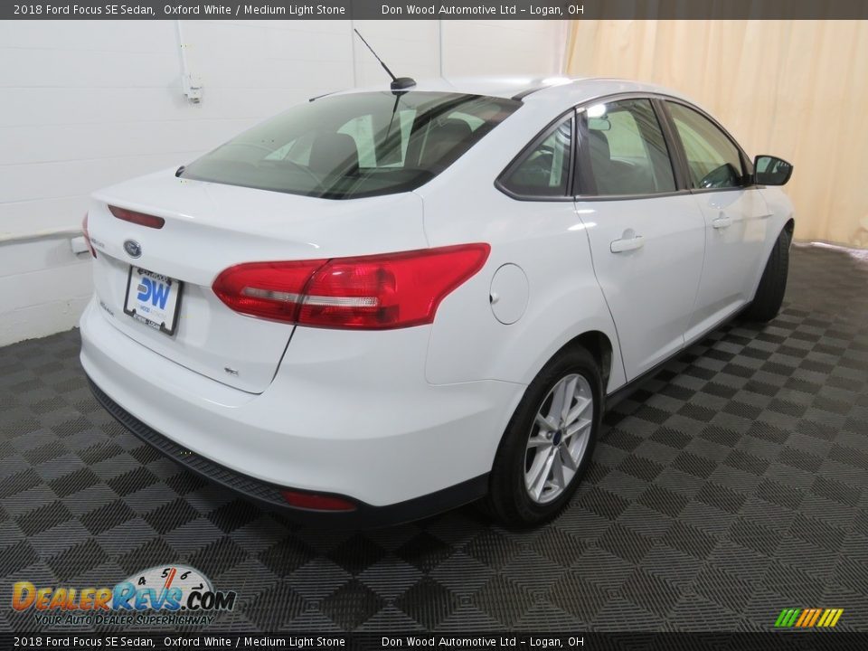 2018 Ford Focus SE Sedan Oxford White / Medium Light Stone Photo #15