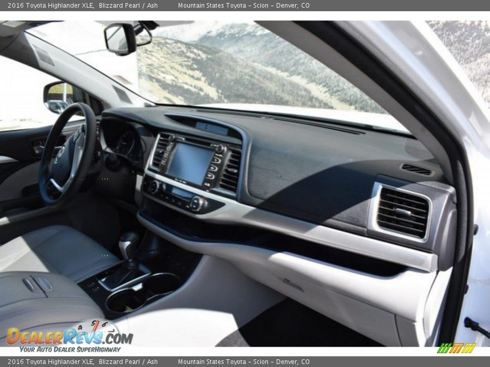 2016 Toyota Highlander XLE Blizzard Pearl / Ash Photo #17