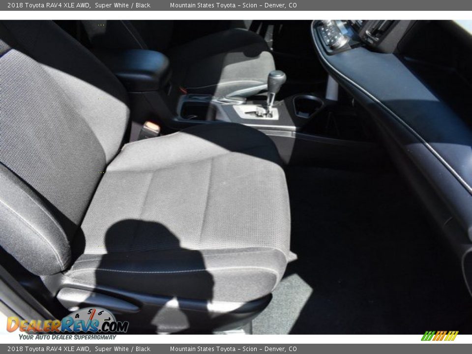 2018 Toyota RAV4 XLE AWD Super White / Black Photo #18