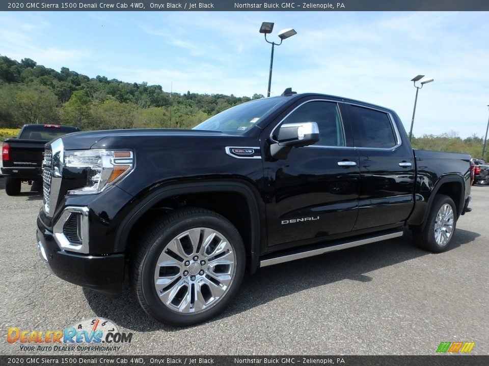 Front 3/4 View of 2020 GMC Sierra 1500 Denali Crew Cab 4WD Photo #1