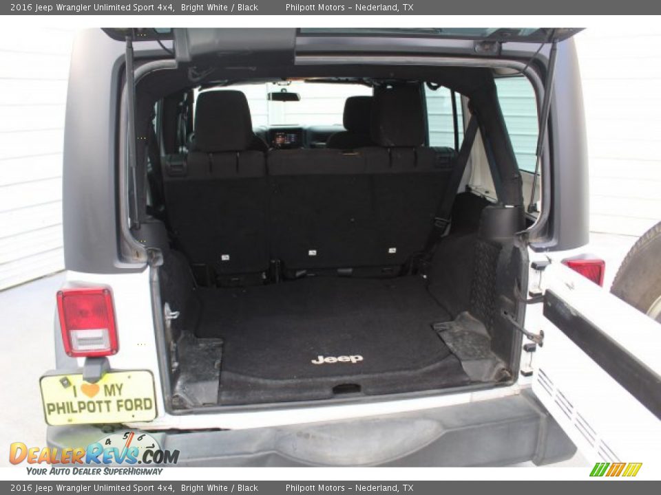2016 Jeep Wrangler Unlimited Sport 4x4 Bright White / Black Photo #23
