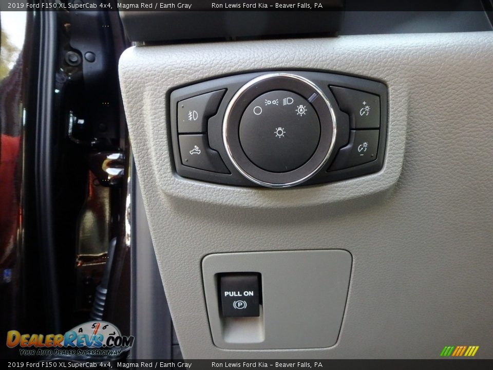 Controls of 2019 Ford F150 XL SuperCab 4x4 Photo #11