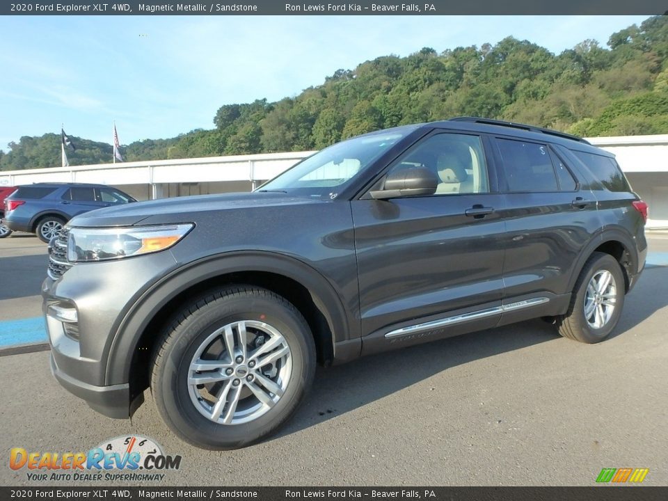 Front 3/4 View of 2020 Ford Explorer XLT 4WD Photo #8