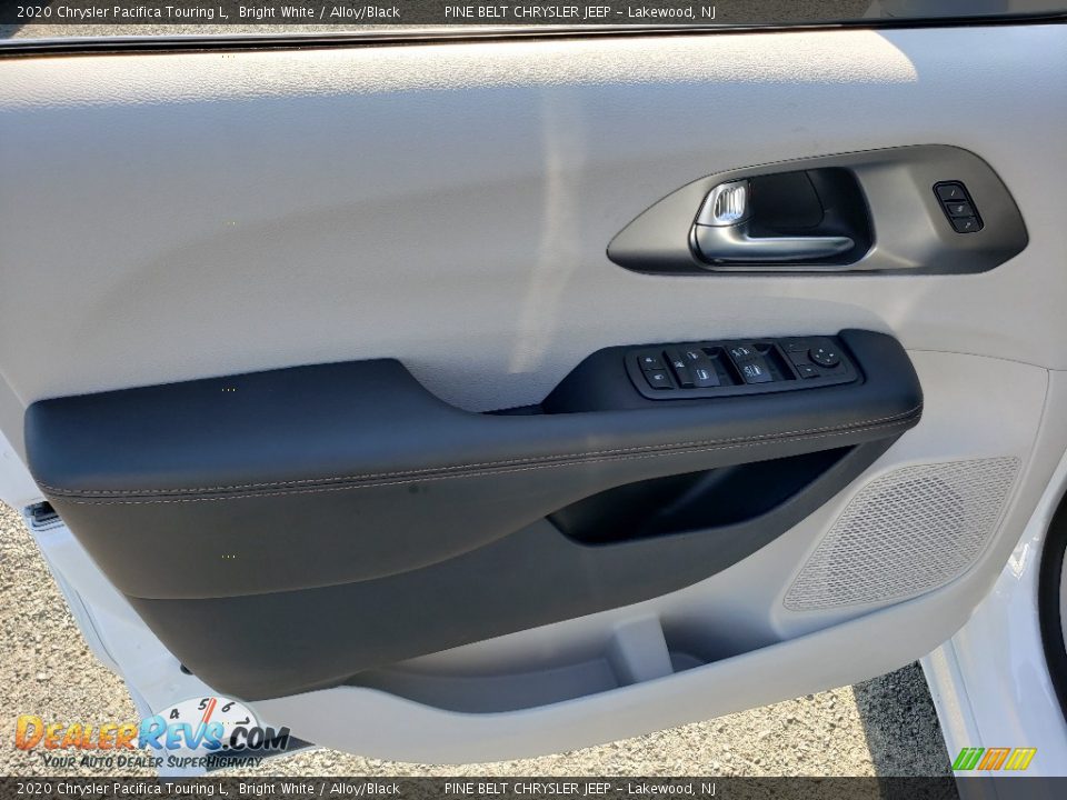 2020 Chrysler Pacifica Touring L Bright White / Alloy/Black Photo #8