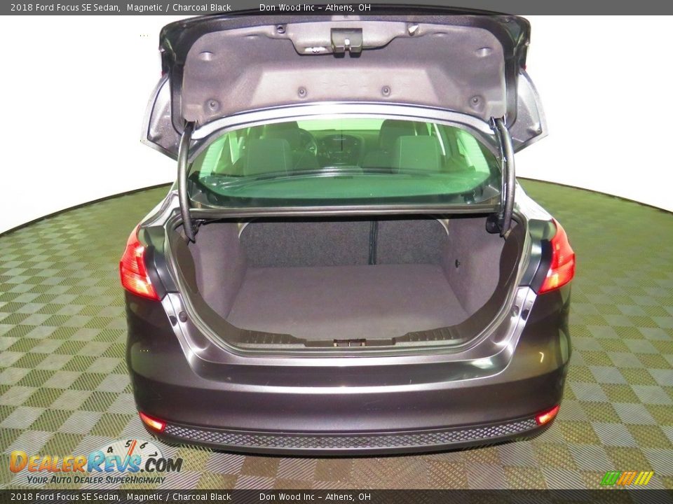 2018 Ford Focus SE Sedan Magnetic / Charcoal Black Photo #12