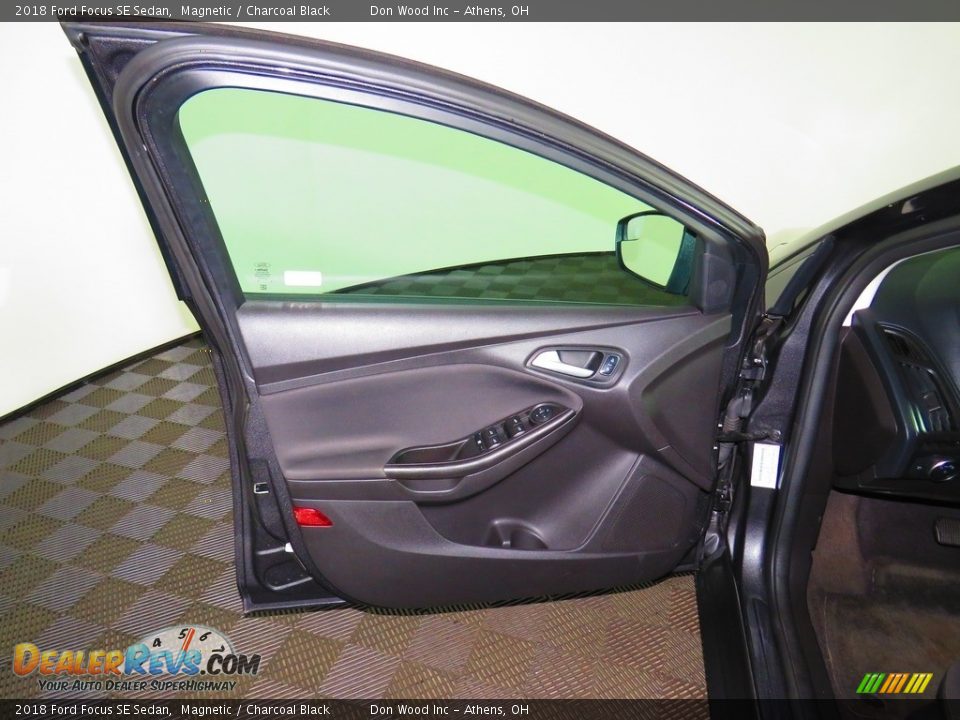 2018 Ford Focus SE Sedan Magnetic / Charcoal Black Photo #16