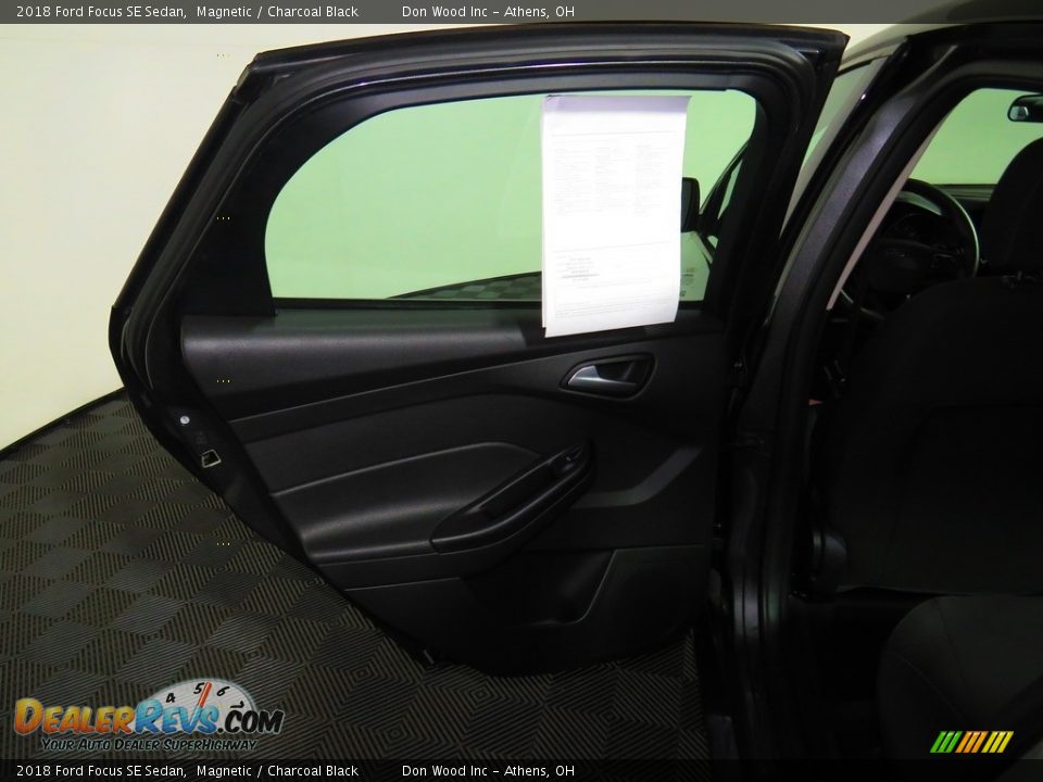 2018 Ford Focus SE Sedan Magnetic / Charcoal Black Photo #20