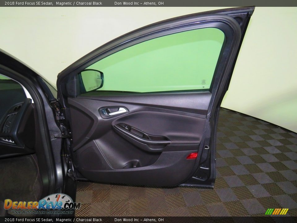 2018 Ford Focus SE Sedan Magnetic / Charcoal Black Photo #24