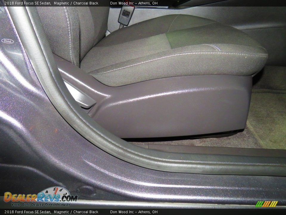 2018 Ford Focus SE Sedan Magnetic / Charcoal Black Photo #25