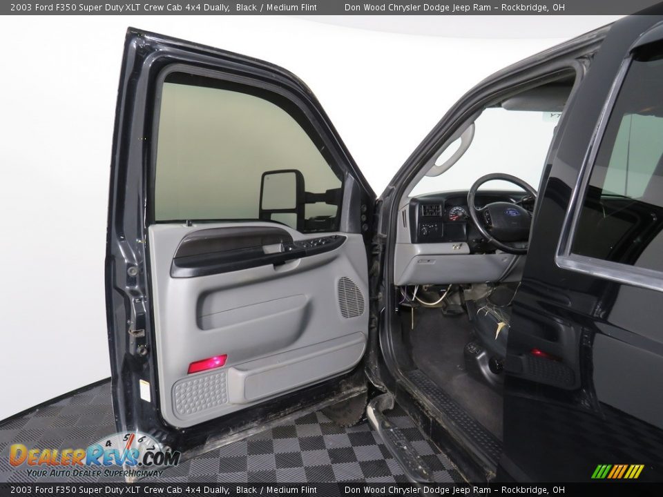 2003 Ford F350 Super Duty XLT Crew Cab 4x4 Dually Black / Medium Flint Photo #28