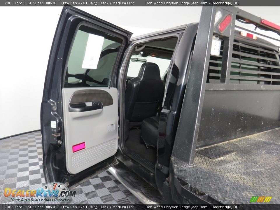 2003 Ford F350 Super Duty XLT Crew Cab 4x4 Dually Black / Medium Flint Photo #32