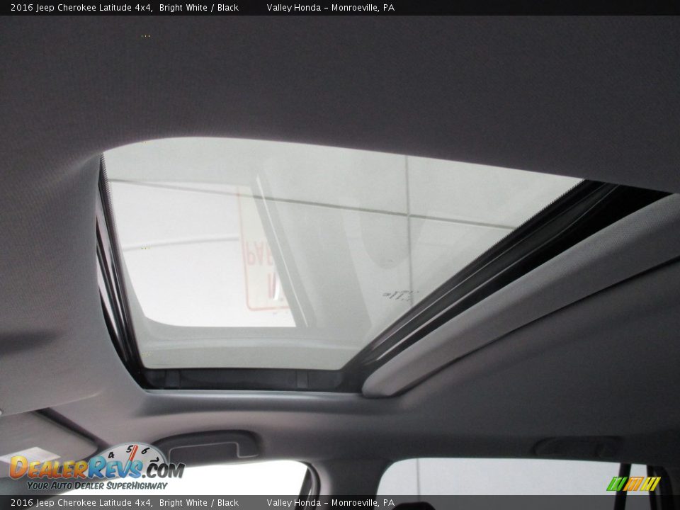 2016 Jeep Cherokee Latitude 4x4 Bright White / Black Photo #10