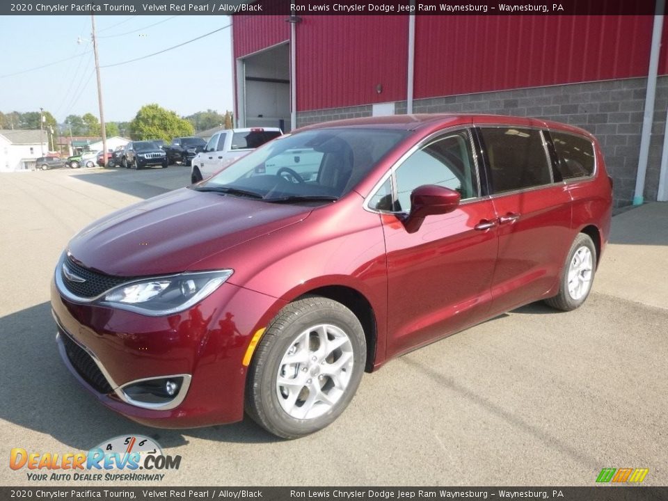 Front 3/4 View of 2020 Chrysler Pacifica Touring Photo #1
