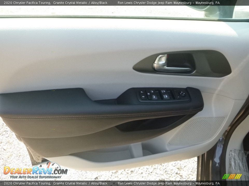 2020 Chrysler Pacifica Touring Granite Crystal Metallic / Alloy/Black Photo #14