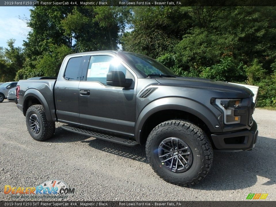 Front 3/4 View of 2019 Ford F150 SVT Raptor SuperCab 4x4 Photo #8