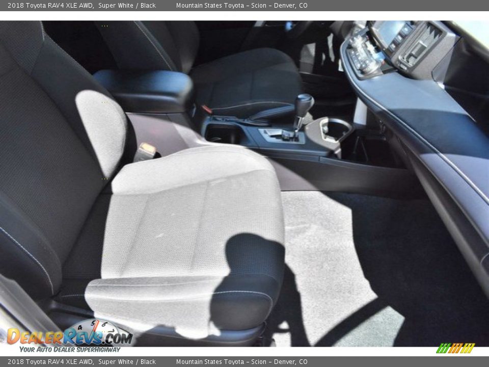 2018 Toyota RAV4 XLE AWD Super White / Black Photo #18